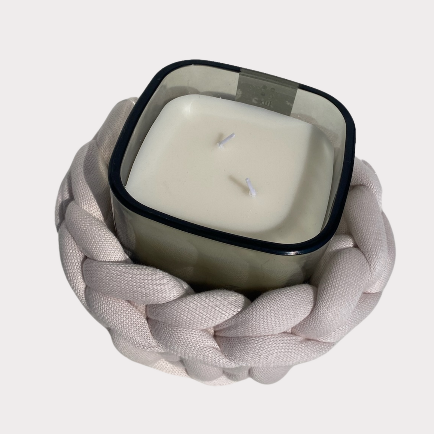 Windlicht mit Duftkerze in grünem Glas mit einer Manschette aus Premium Cotton in der Farbe Stone