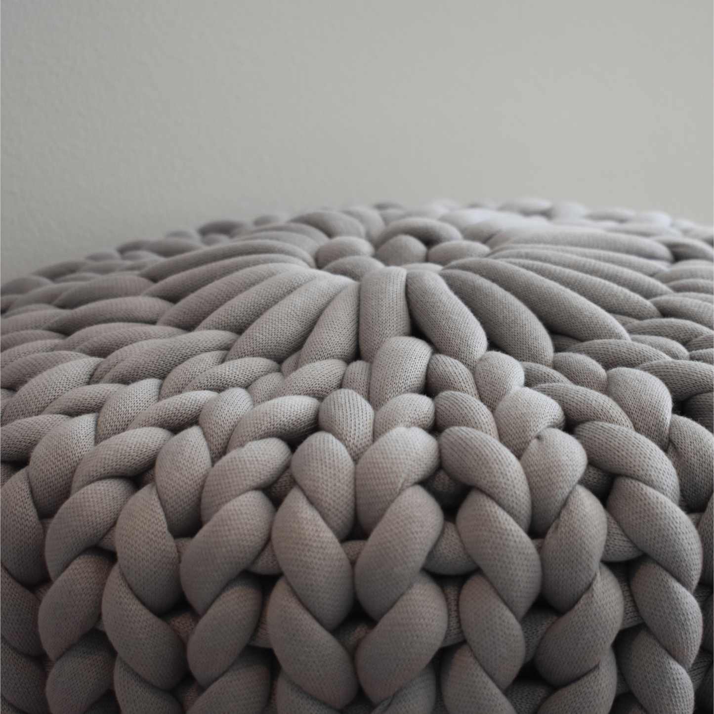Pouf-Sitzhocker in der Farbe Steel -Grau