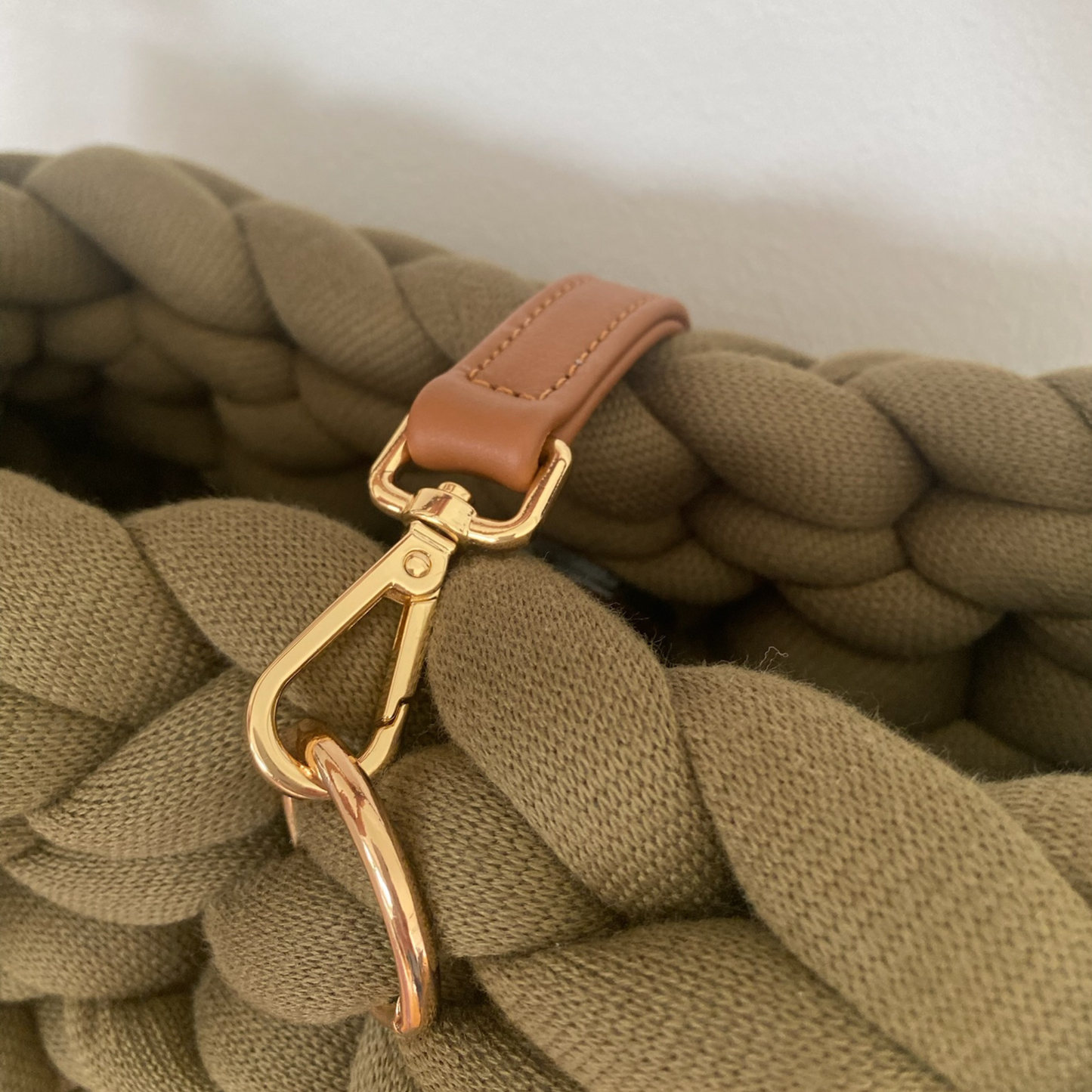 Pillow Bag aus Premium Cotton in der Farbe Olive mit schmalem Zopfmuster und braunem Ledergurt