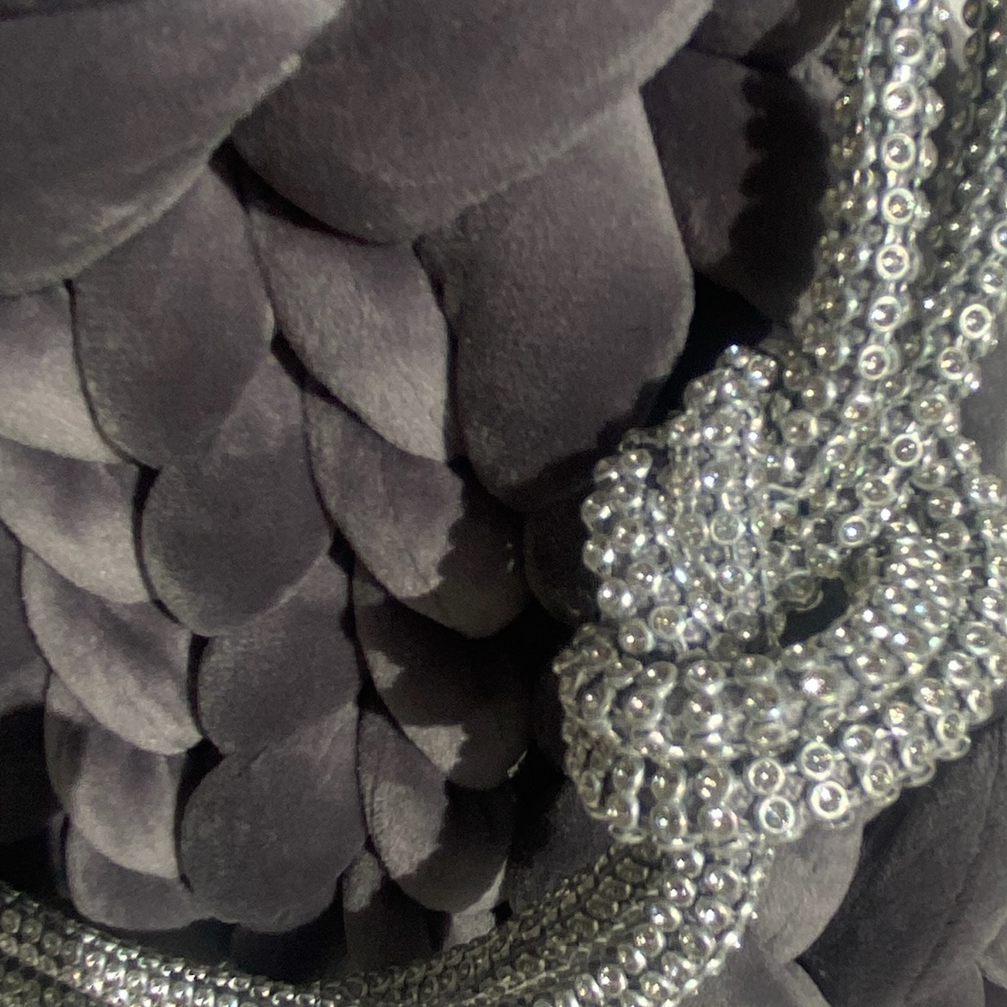 Elegante Pillowbag aus Samt in der Farbe Dunkelgrau mit raffiniertem Strassschultergurt