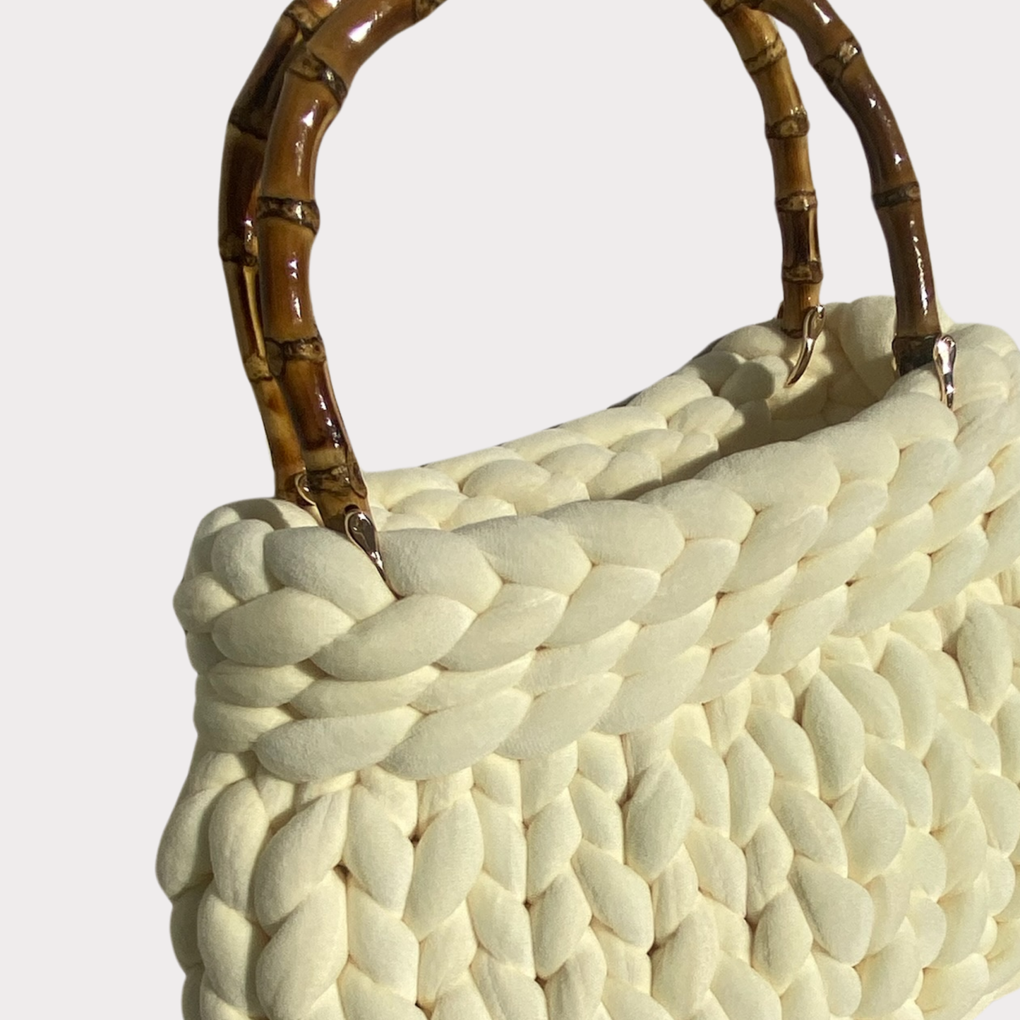 Aimée Signature Piece: Pillowbag aus Samt in der Farbe Creme mit Bambusgriffen