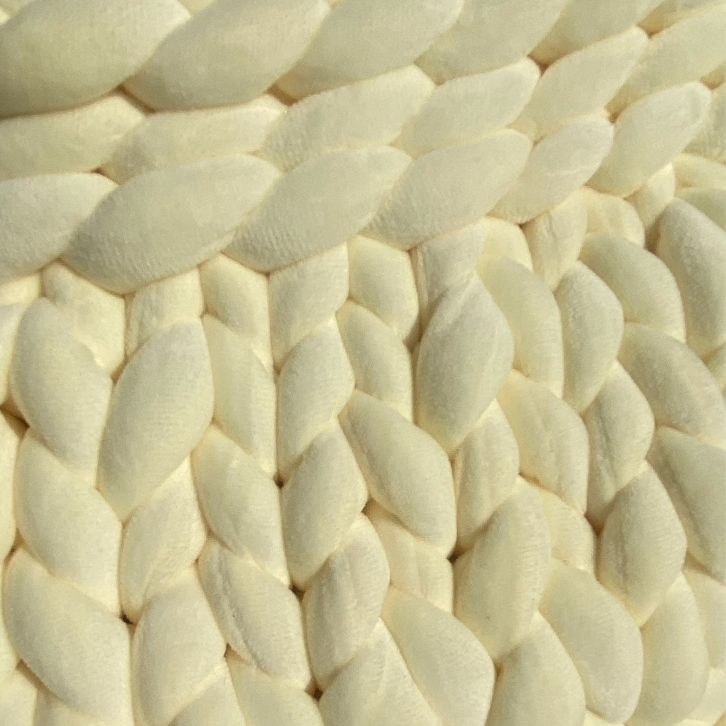 Aimée Signature Piece: Pillowbag aus Samt in der Farbe Creme mit Bambusgriffen