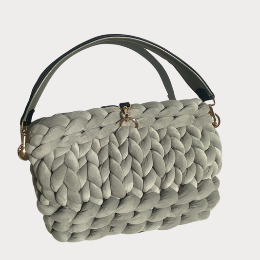 Baguettebag aus Samt in der Farbe Grau mit schwarz/grauem Doubleface OS Design Schultergurt und Verschluß
