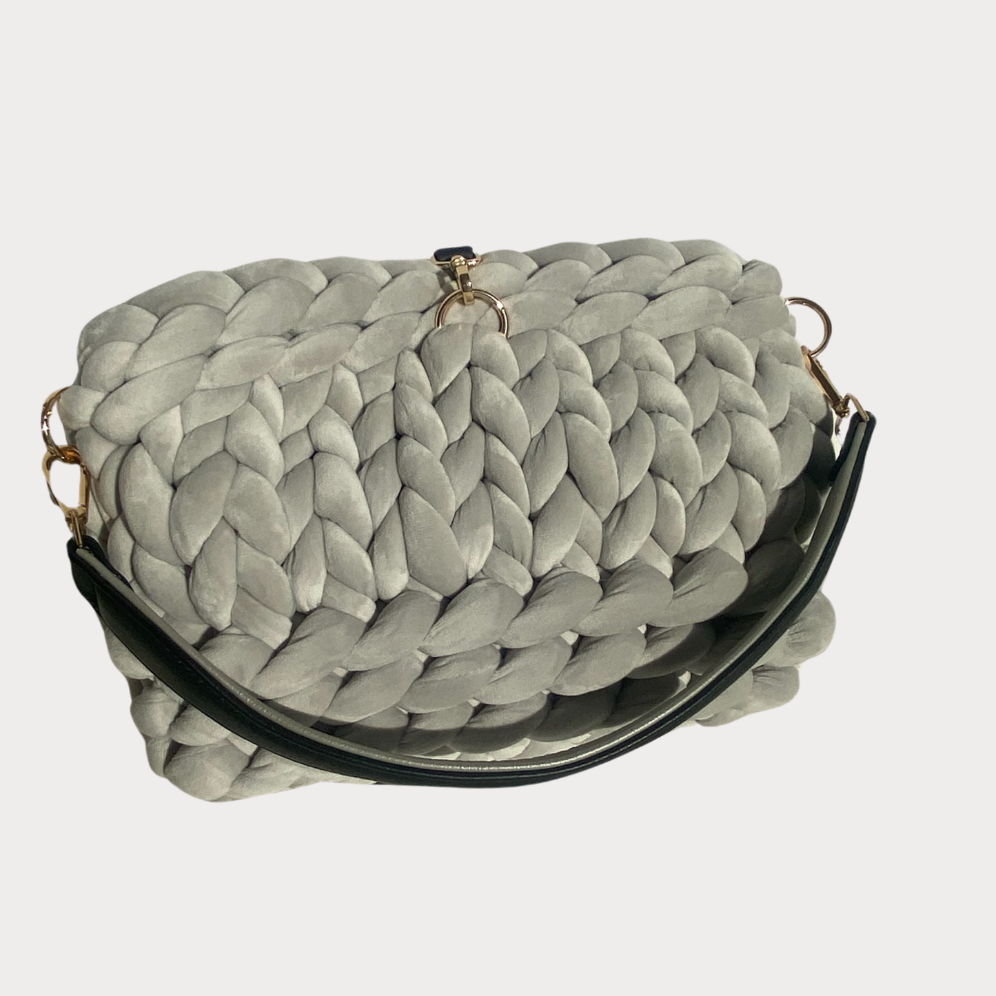 Baguettebag aus Samt in der Farbe Grau mit schwarz/grauem Doubleface OS Design Schultergurt und Verschluß