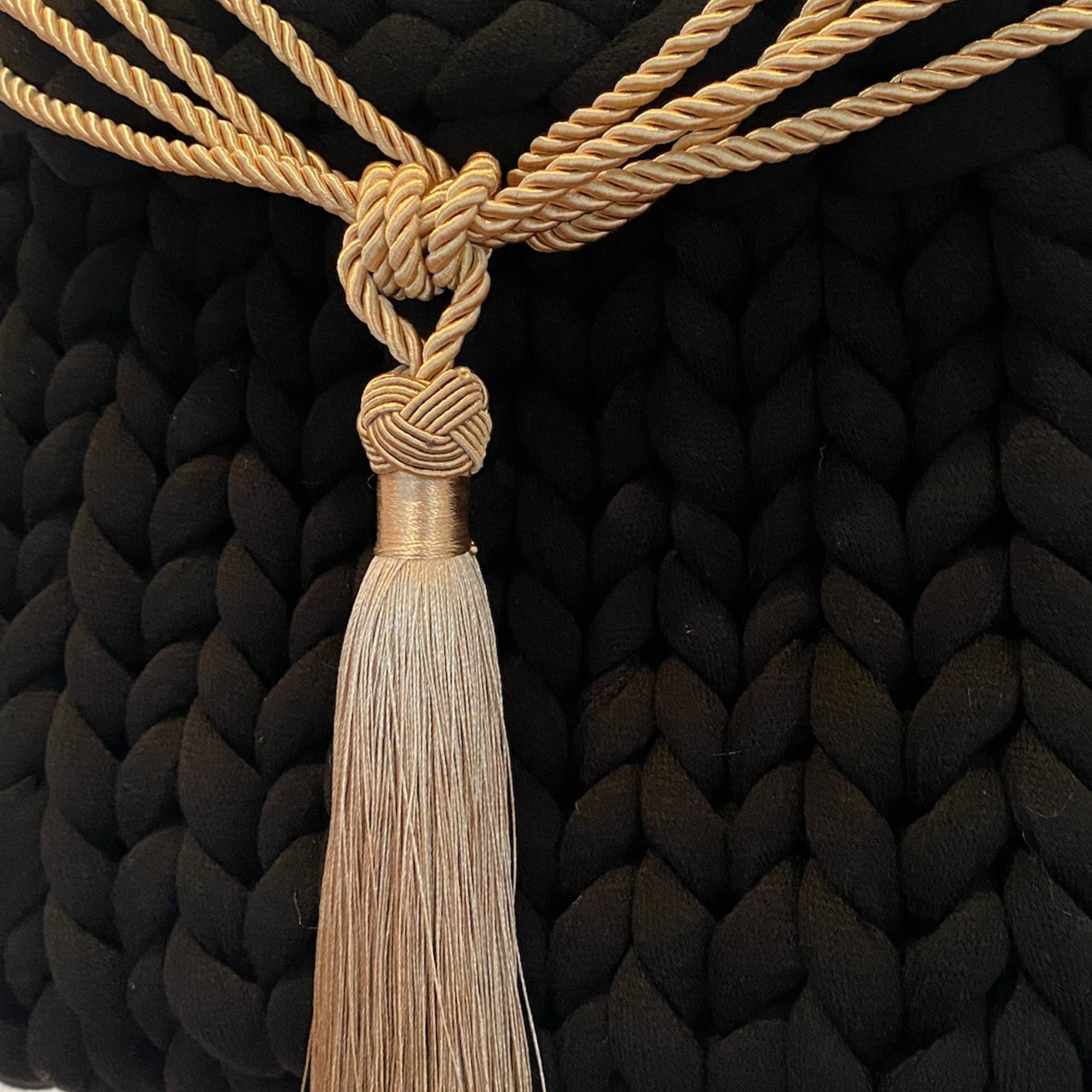 Pillow Bag aus Premium Cotton in der Farbe Schwarz mit goldener Quaste und schwarzem Lederschultergurt