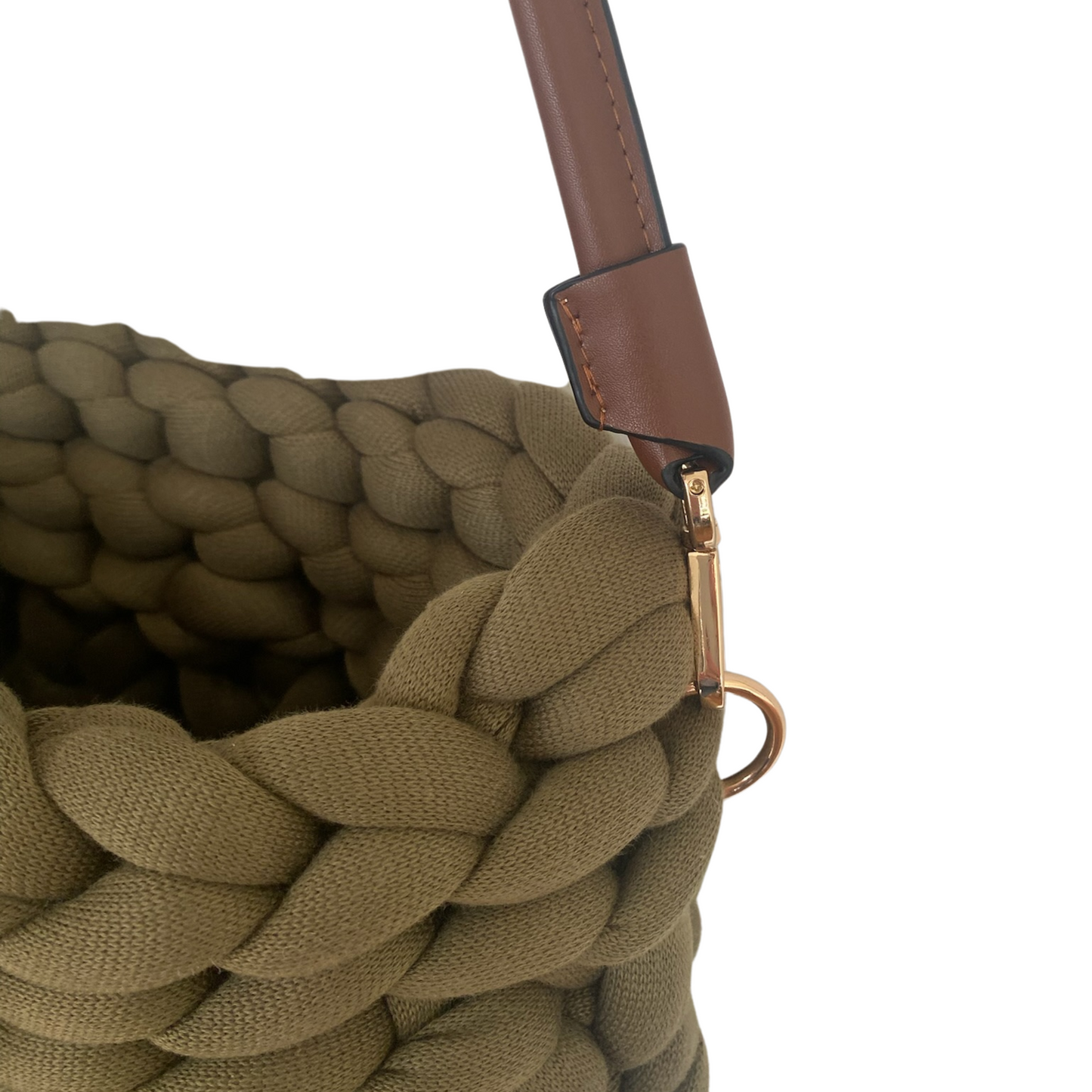 Pillow Bag aus Premium Cotton in der Farbe Olive mit schmalem Zopfmuster und braunem Ledergurt