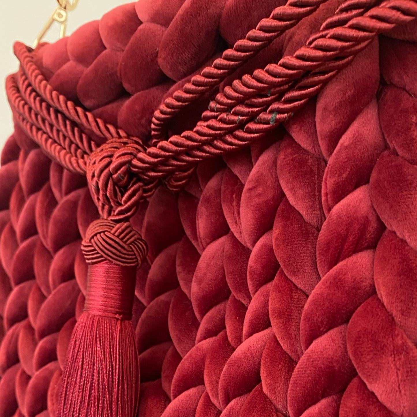 Pillow Bag aus Samt in der Farbe Burgunder mit roter Quaste und schwarzem Lederschultergurt