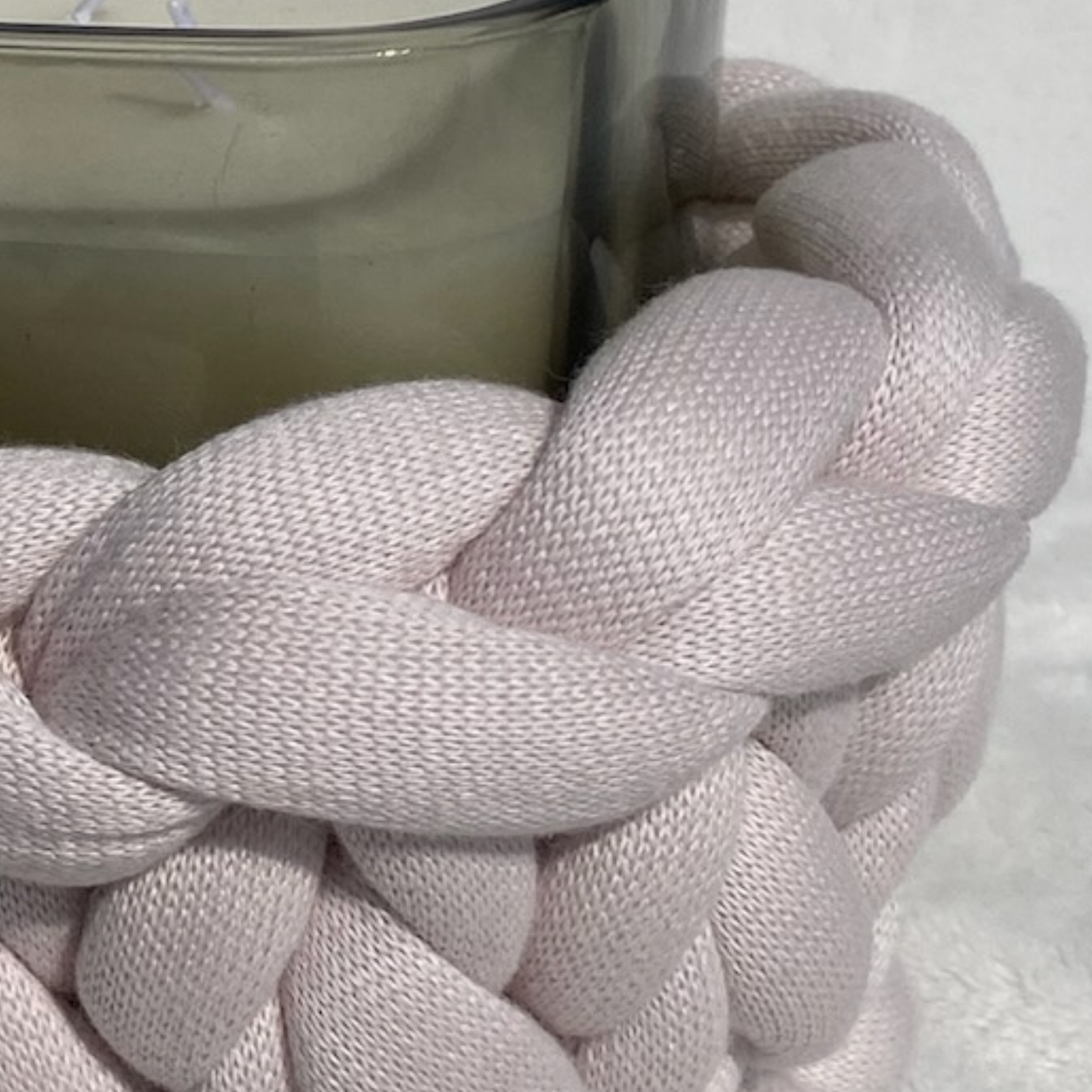 Windlicht mit Duftkerze in grünem Glas mit einer Manschette aus Premium Cotton in der Farbe Stone