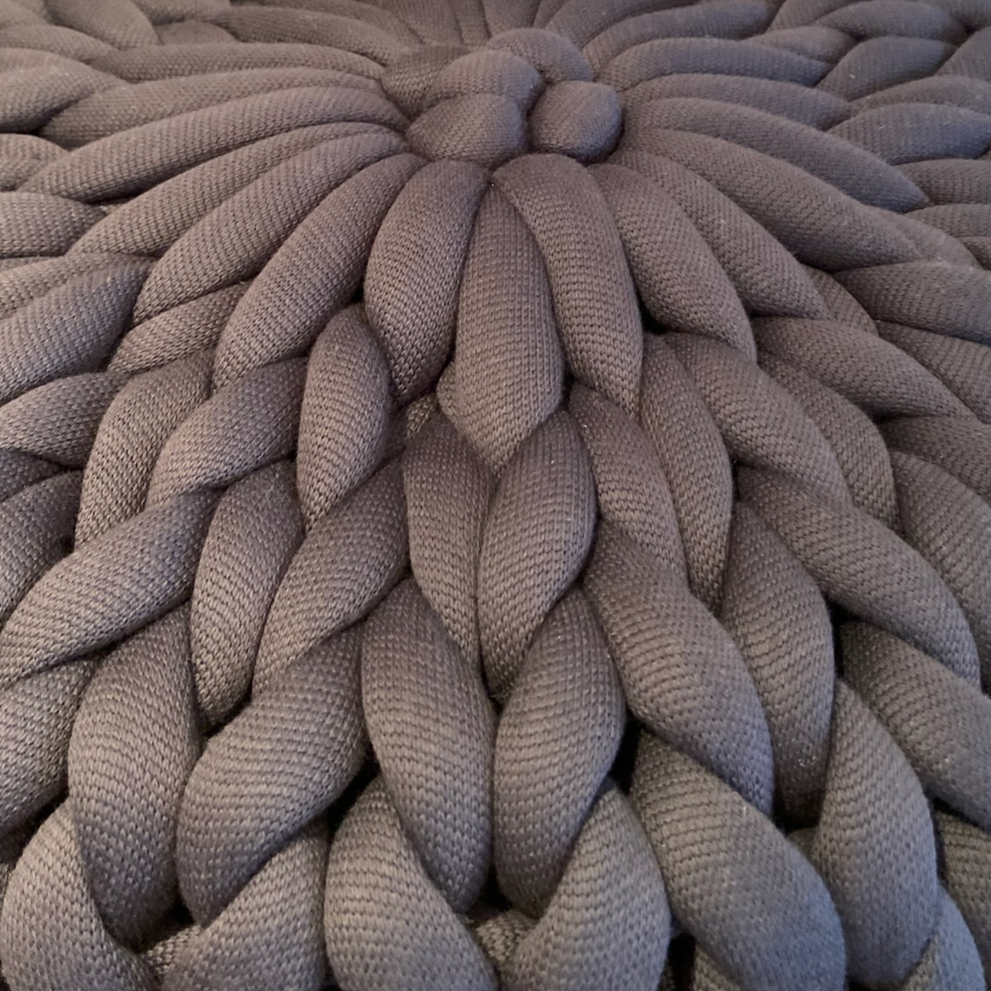 Pouf-Sitzhocker in der Farbe Dunkelgrau