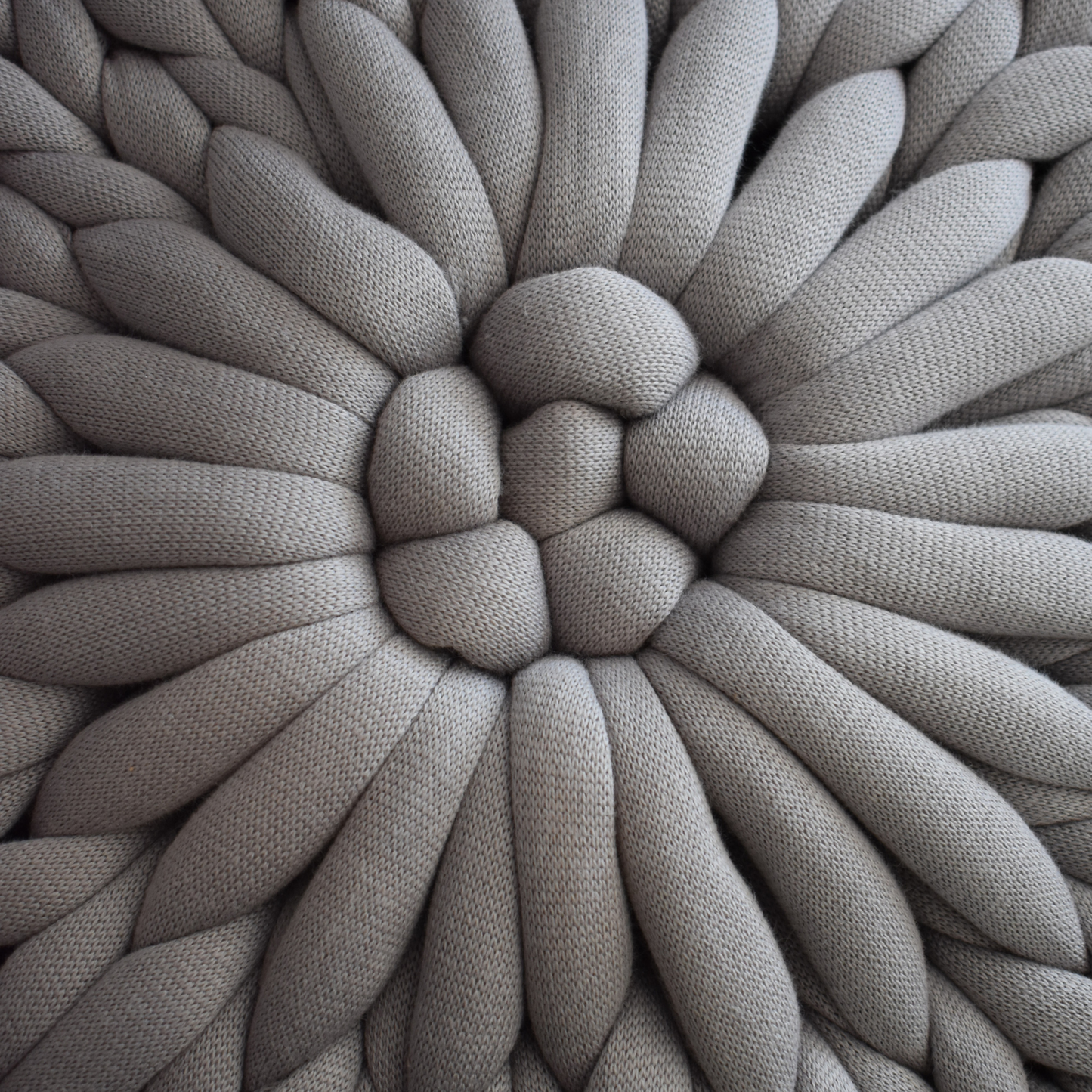 Pouf-Sitzhocker in der Farbe Steel -Grau