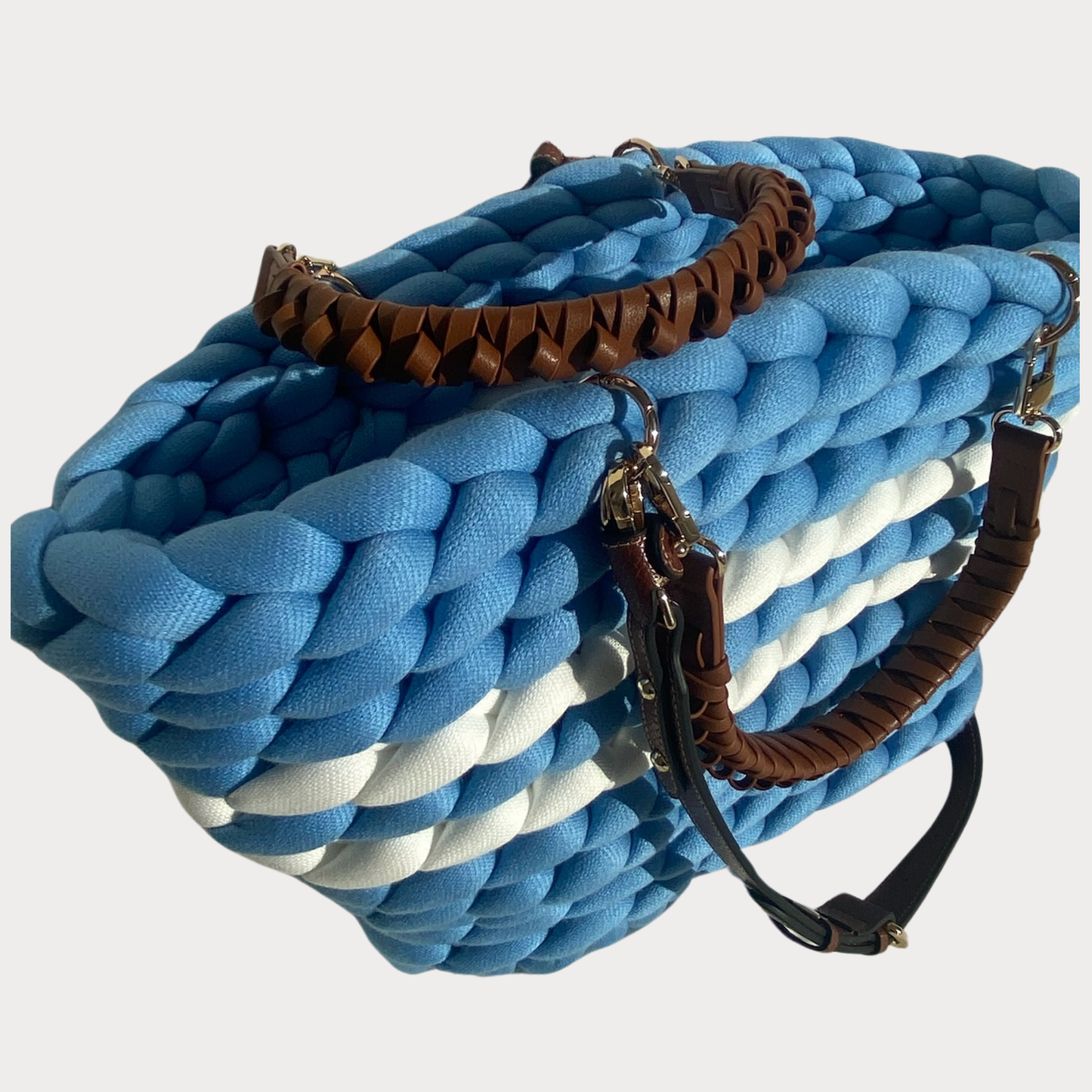 Frühlingsknaller: Basketbag aus Premium Cotton in Himmelblau mit weißen Streifen und braunen Ledergriffen und Schultergurt