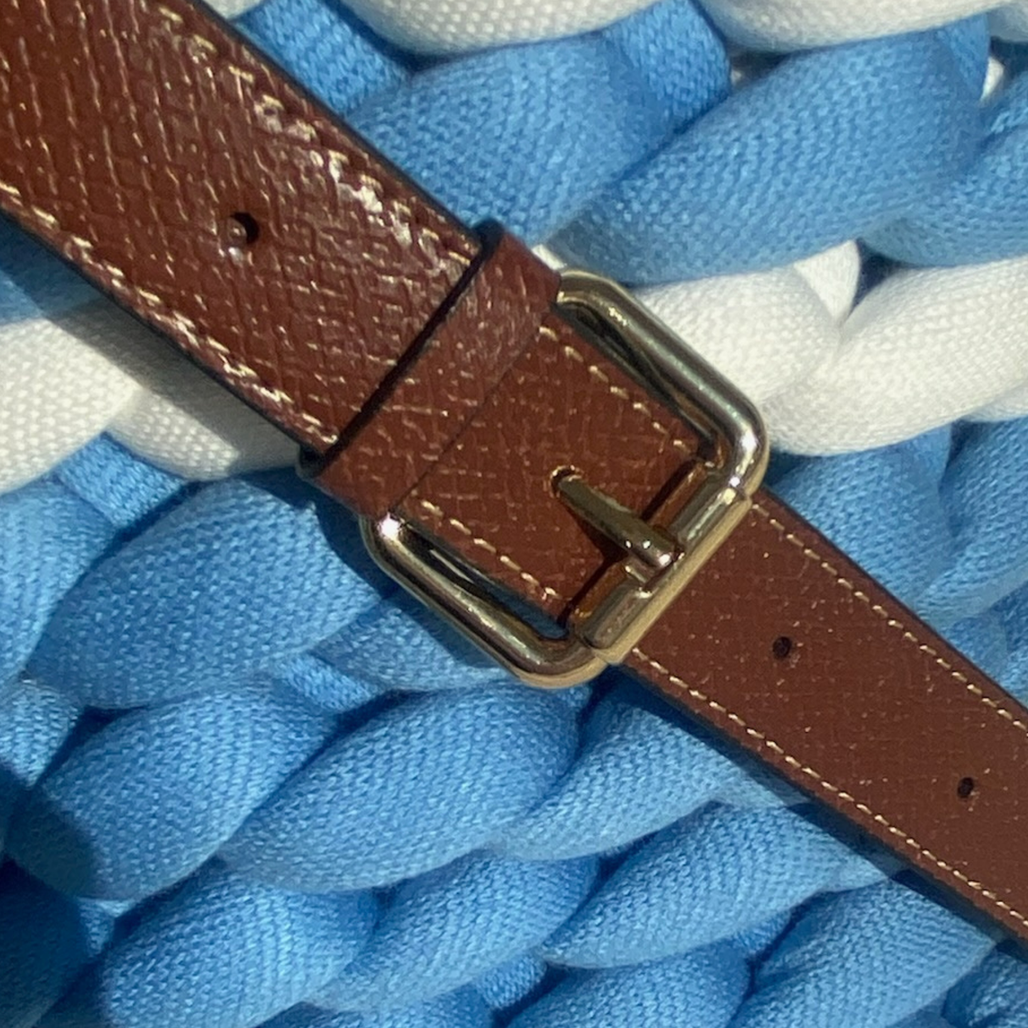 Frühlingsknaller: Basketbag aus Premium Cotton in Himmelblau mit weißen Streifen und braunen Ledergriffen und Schultergurt