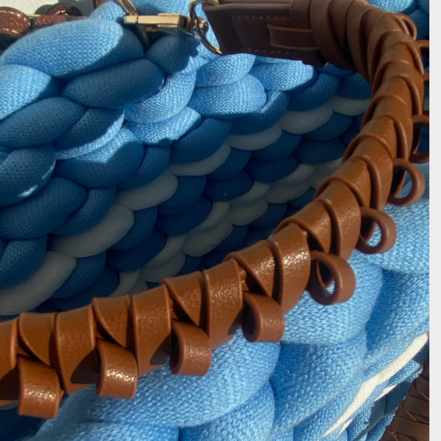 Frühlingsknaller: Basketbag aus Premium Cotton in Himmelblau mit weißen Streifen und braunen Ledergriffen und Schultergurt