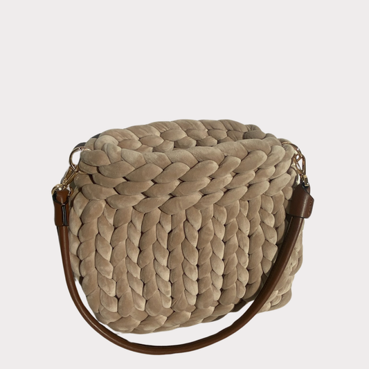 Pillowbag aus Samt in der Farbe Cappuccino mit braunem Lederschultergurt