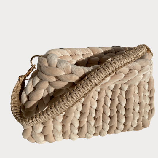 Baguettebag aus Samt in der Farbe beige mit Paracordgriff in Naturton