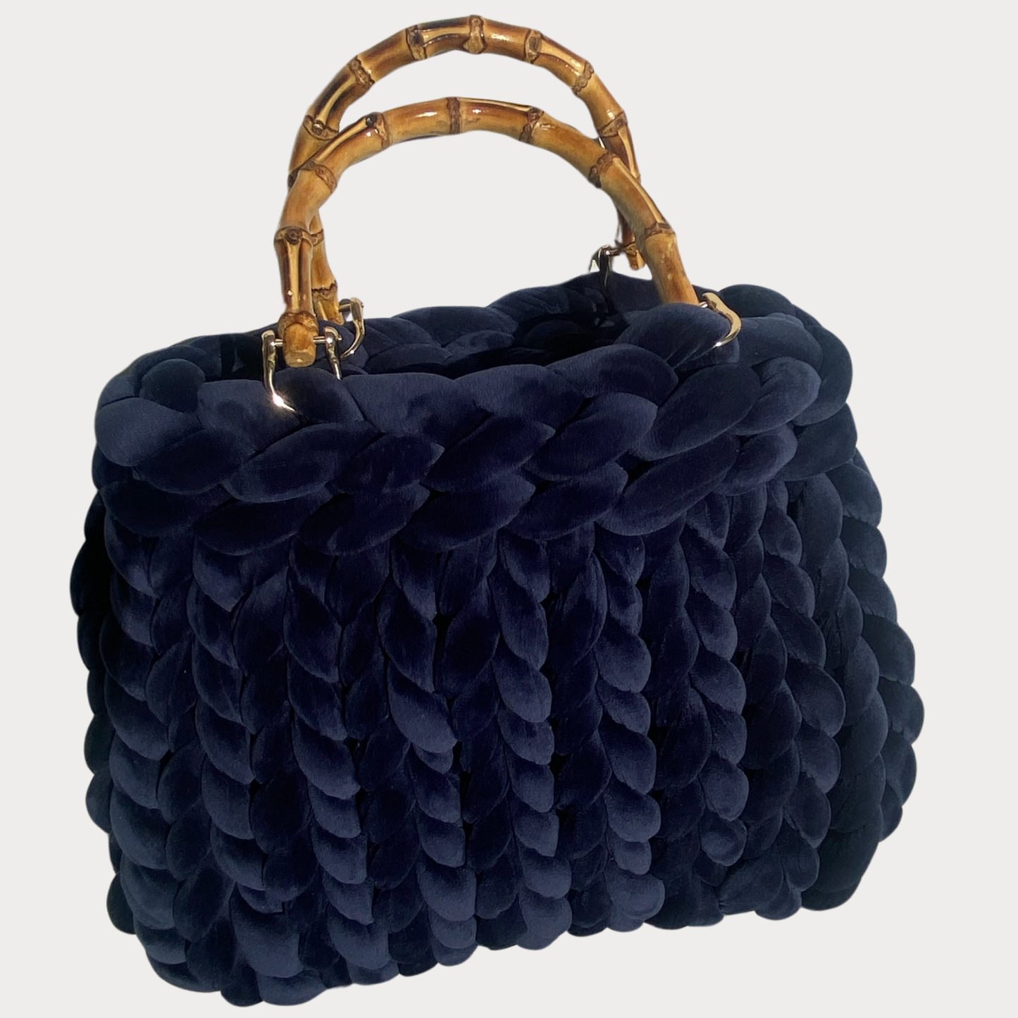 Pillow Bag aus Samt in der Farbe Marineblau mit Bambusgriffen