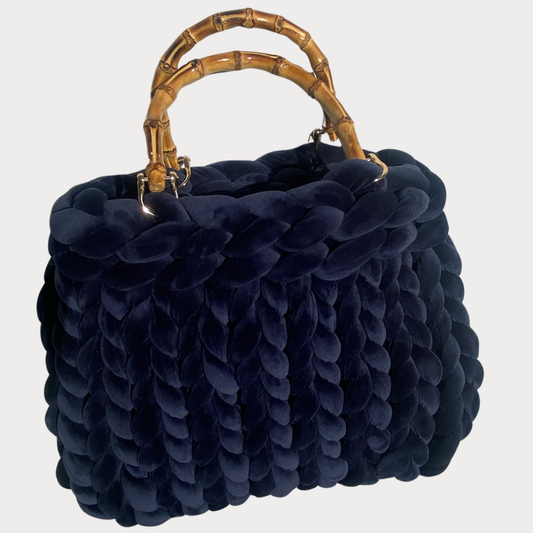 Pillow Bag aus Samt in der Farbe Marineblau mit Bambusgriffen