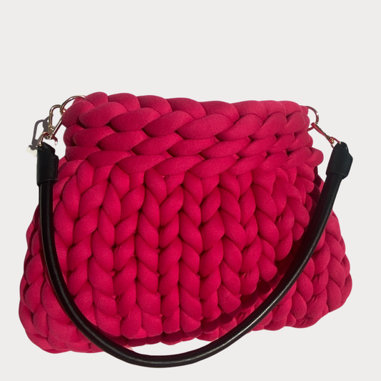 Die Candybar ist eröffnet! Pillowbag aus Premium Cotton in der Farbe Magenta mit schwarzem Lederschultergurt