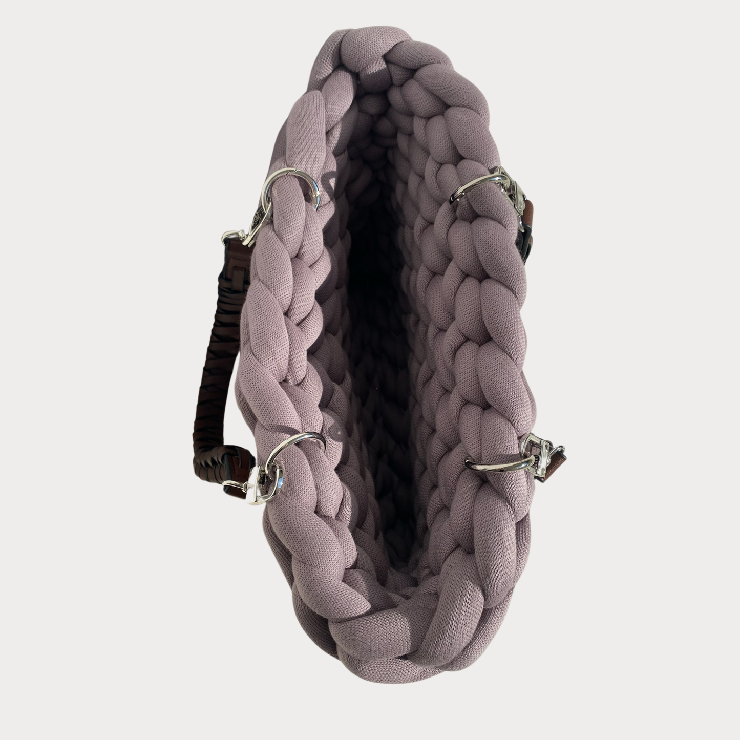 Trendfarbe Moucha Mousse - Klassikbag mit geflochtenen Ledergriffen
