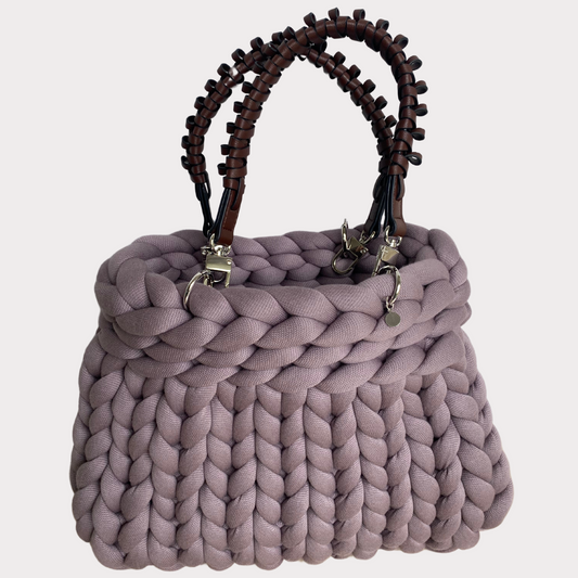 Trendfarbe 2025 Moucha Mousse - Pillowbag mit geflochtenen Ledergriffen