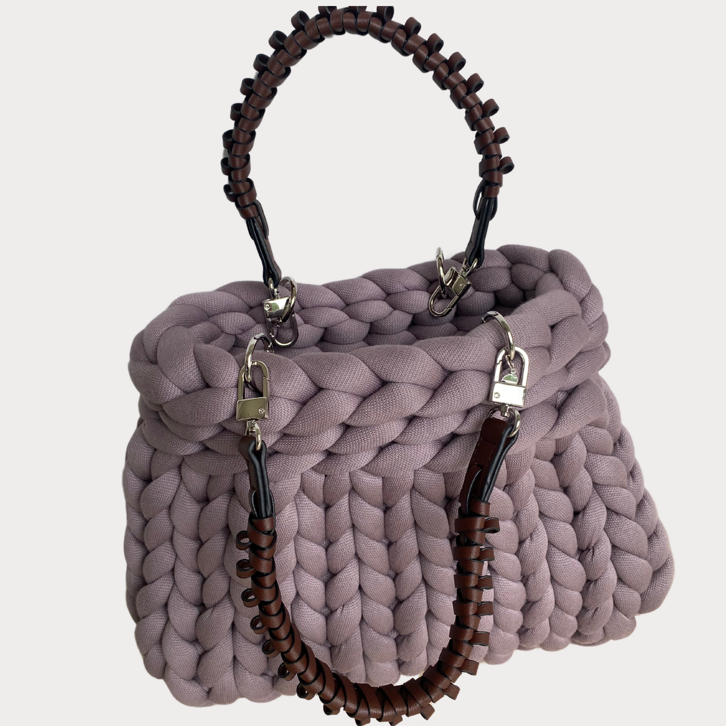 Trendfarbe 2025 Moucha Mousse - Pillowbag mit geflochtenen Ledergriffen