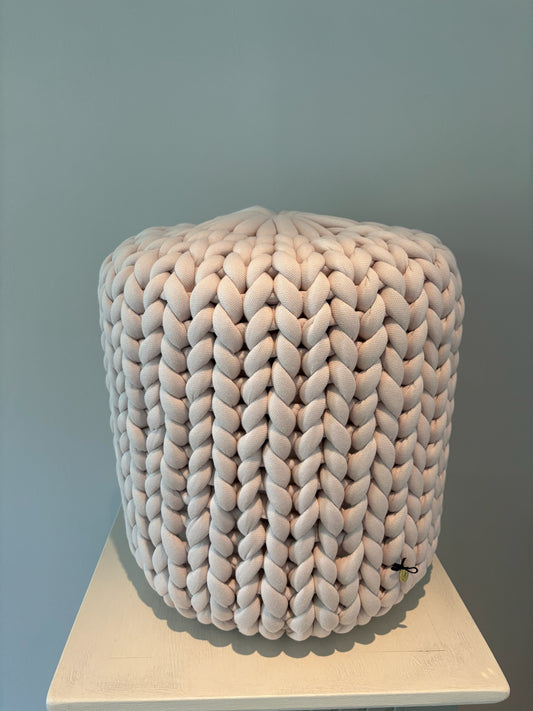 Pouf-Sitzhocker in der Farbe Bone