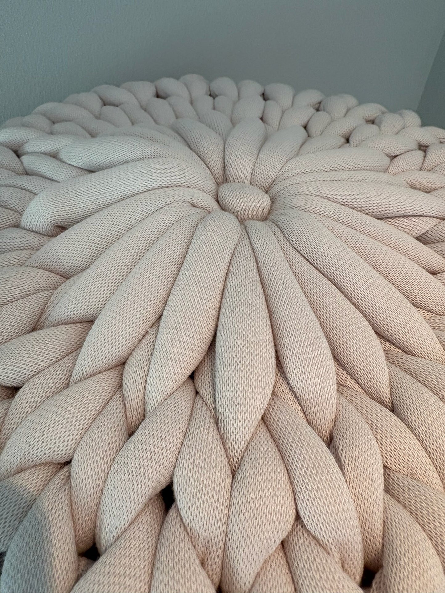 Pouf-Sitzhocker in der Farbe Bone
