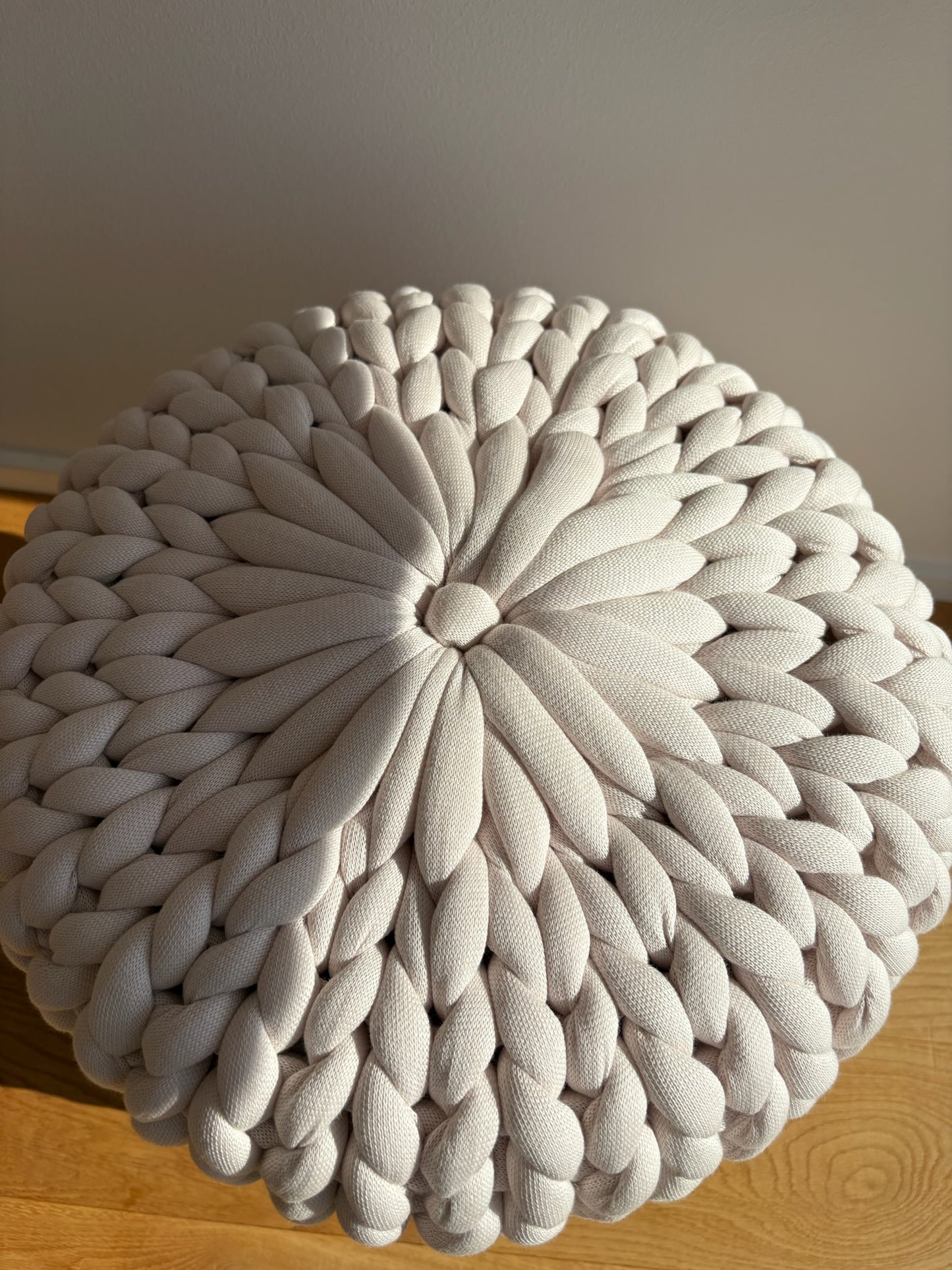 Pouf-Sitzhocker in der Farbe Bone