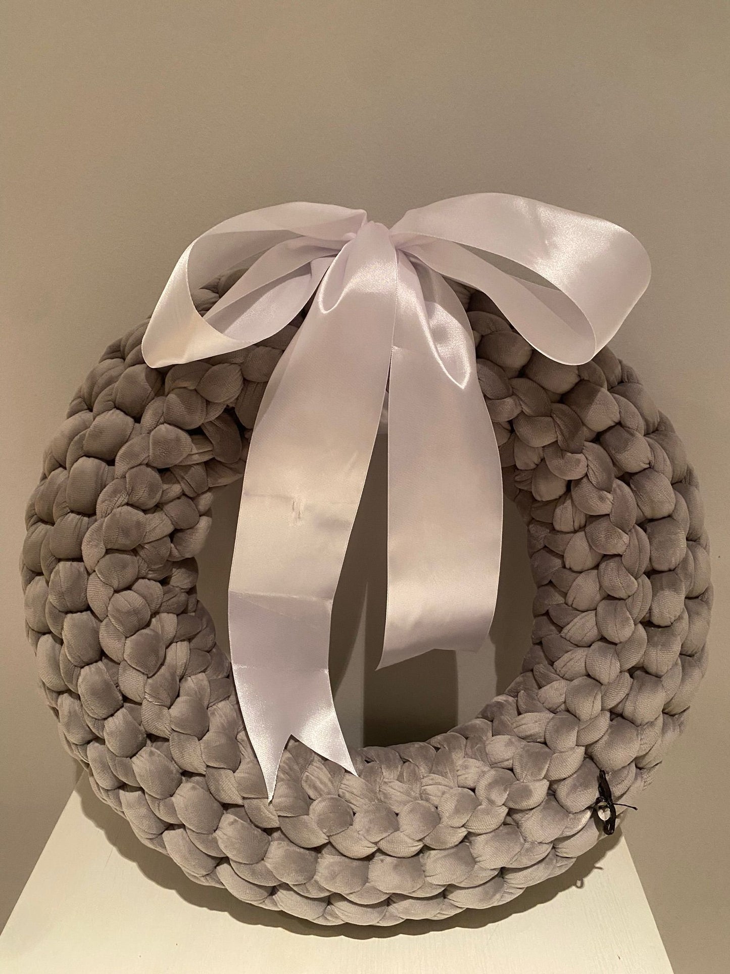 Dekokranz aus Samt in Dunkelgrau